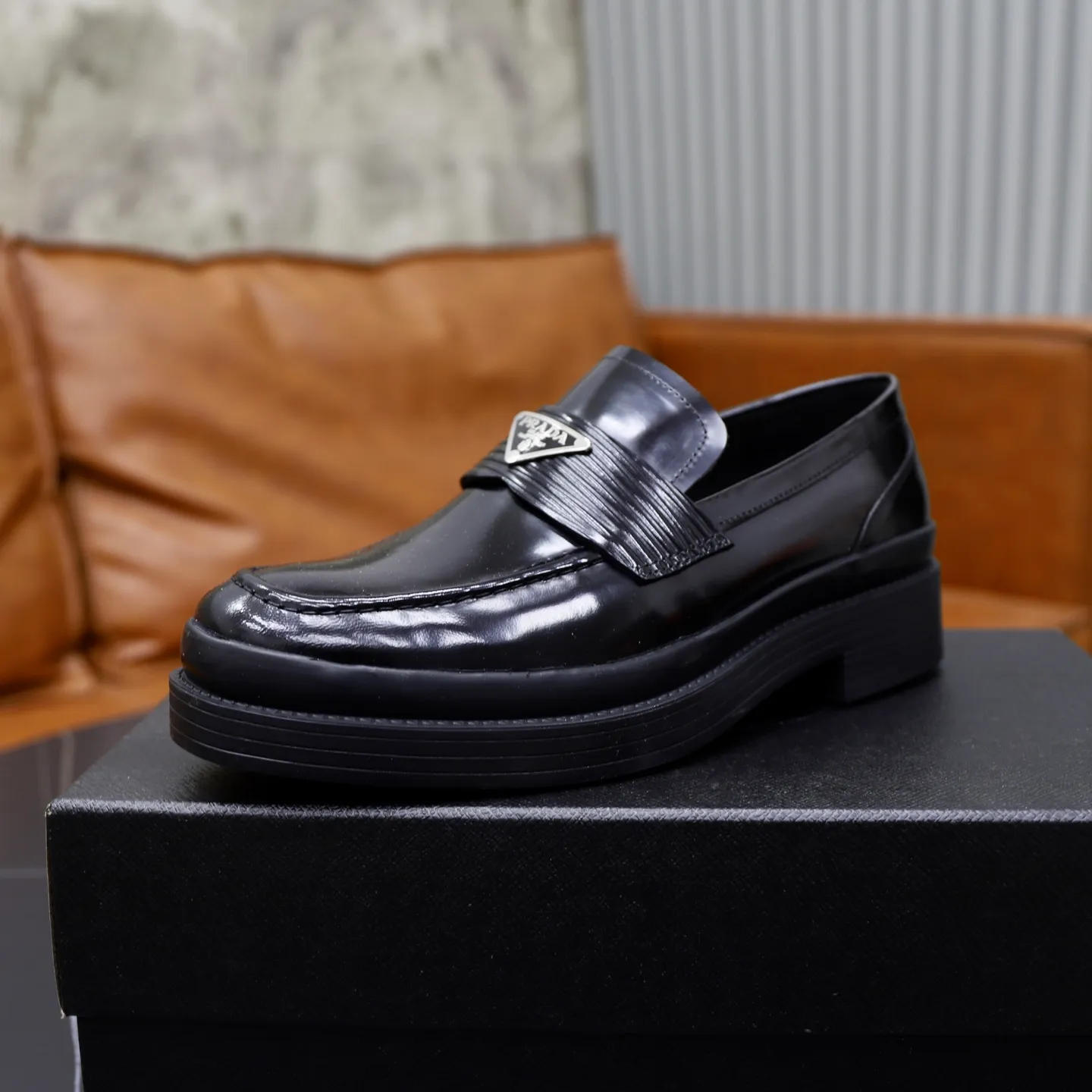 Men's shoes: 540💰🙅‍♂️🙅‍♂️🙅‍♂️ Brand: PRADA Standard code: Men's code 38-44 (45 can be customized) Grade: Same style as the official website Original order quality Material: Original cowhide surface Comfortable sheepskin lining Original outsole Style category: Men's fashionable casual leather shoes Distinguished big-name luxury elements Top luxury Color: actual picture color